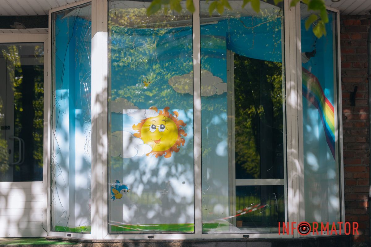 Понівечені магазини та вибиті вікна: фото з місця атаки російських БпЛА у Дніпрі 28