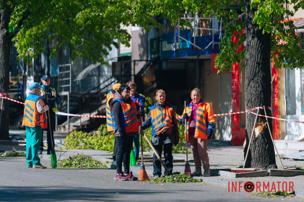 Понівечені магазини та вибиті вікна: фото з місця атаки російських БпЛА у Дніпрі 26
