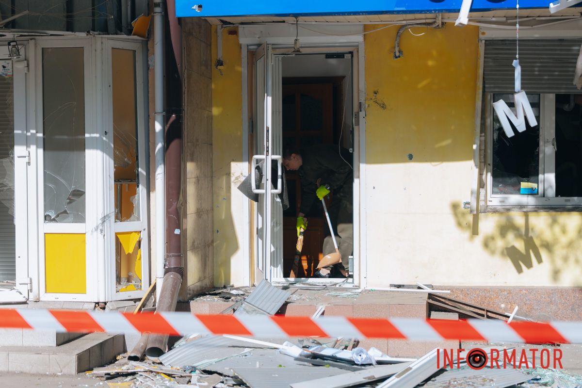Понівечені магазини та вибиті вікна: фото з місця атаки російських БпЛА у Дніпрі 25