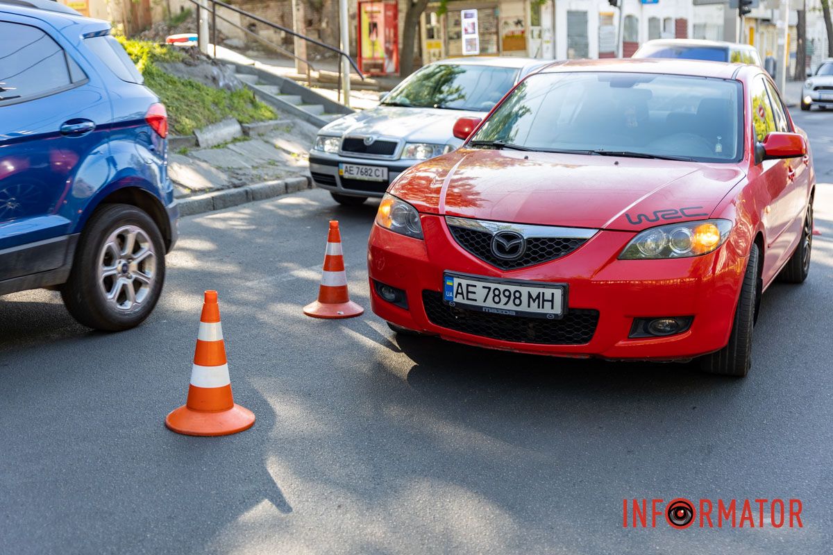У цей час з вулиці Михайла Грушевського на Святослава Хороброго повертала червона Mazda У цей час з вулиці Михайла Грушевського на Святослава Хороброго повертала червона Mazda
