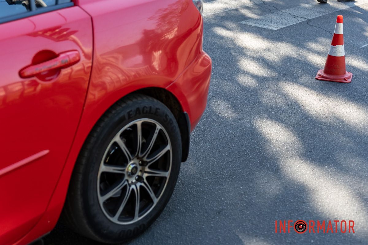 Жінка перетинала вулицю Святослава Хороброго через пішохідний перехід Жінка перетинала вулицю Святослава Хороброго через пішохідний перехід