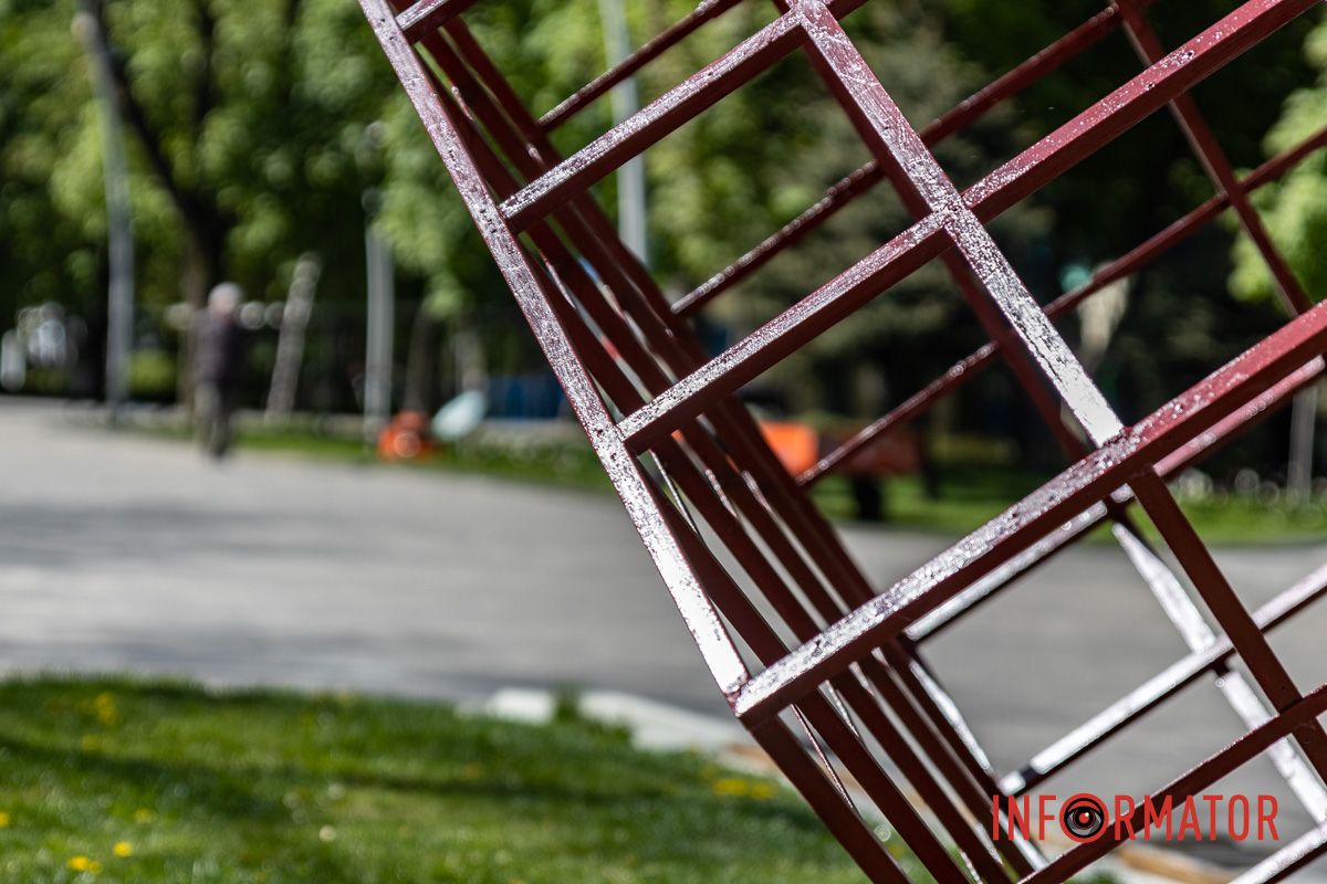 В Днепре в парке Писаржевского реставрируют куб, пострадавший от вандалов 6