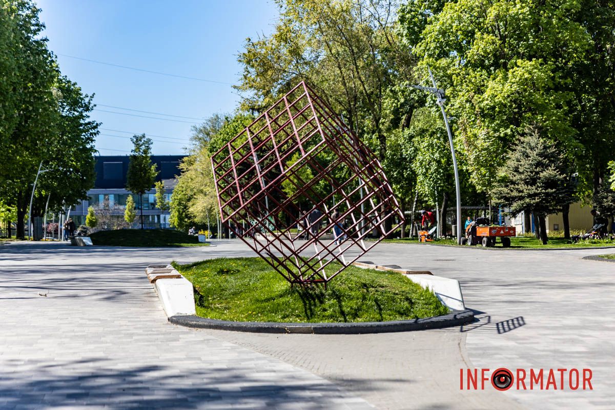 В Днепре в парке Писаржевского реставрируют куб, пострадавший от вандалов 5