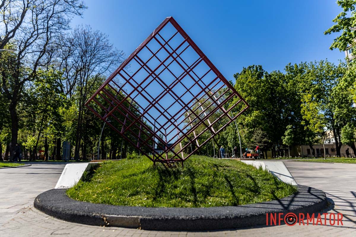 В Днепре в парке Писаржевского реставрируют куб, пострадавший от вандалов 4