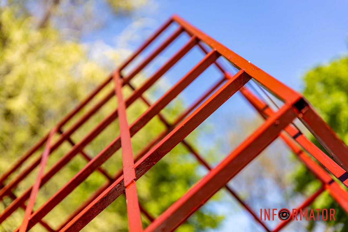 В Днепре в парке Писаржевского реставрируют куб, пострадавший от вандалов 3