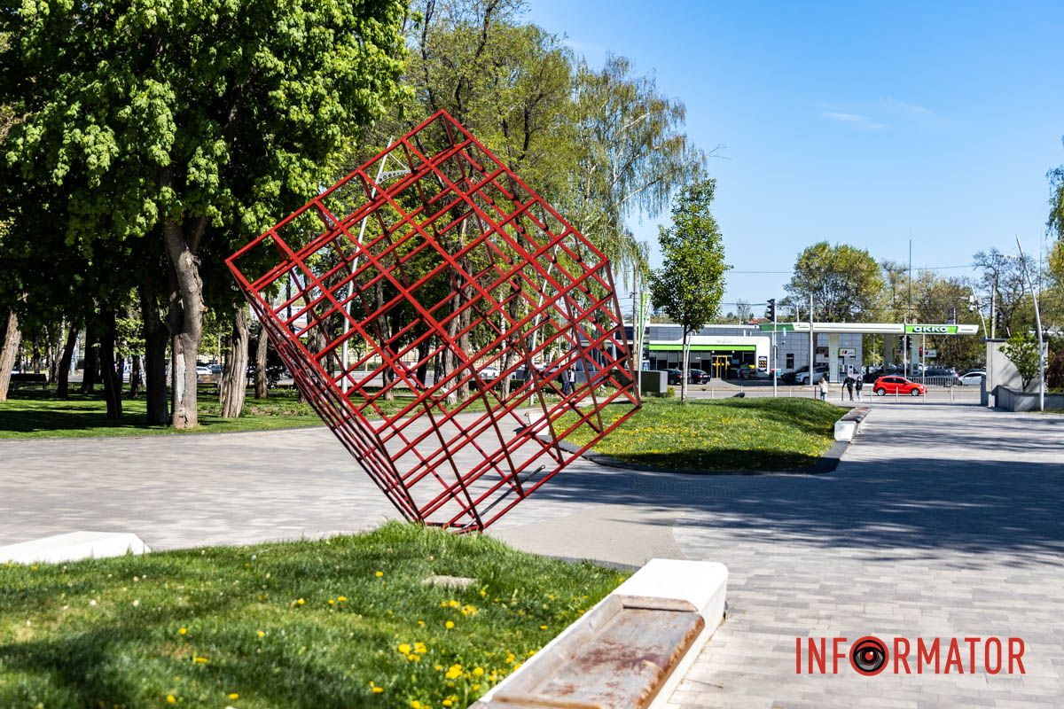 В Днепре в парке Писаржевского реставрируют куб, пострадавший от вандалов 2