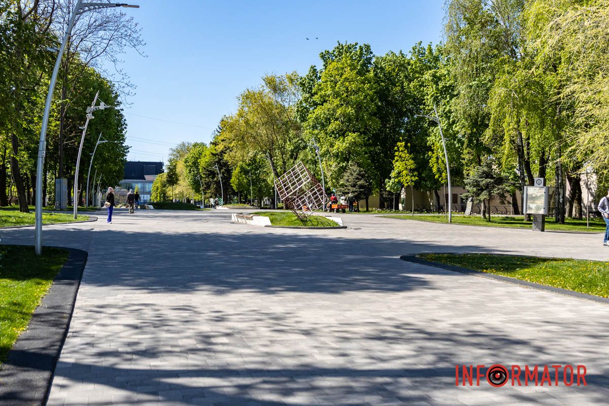В Днепре в парке Писаржевского реставрируют куб, пострадавший от вандалов.