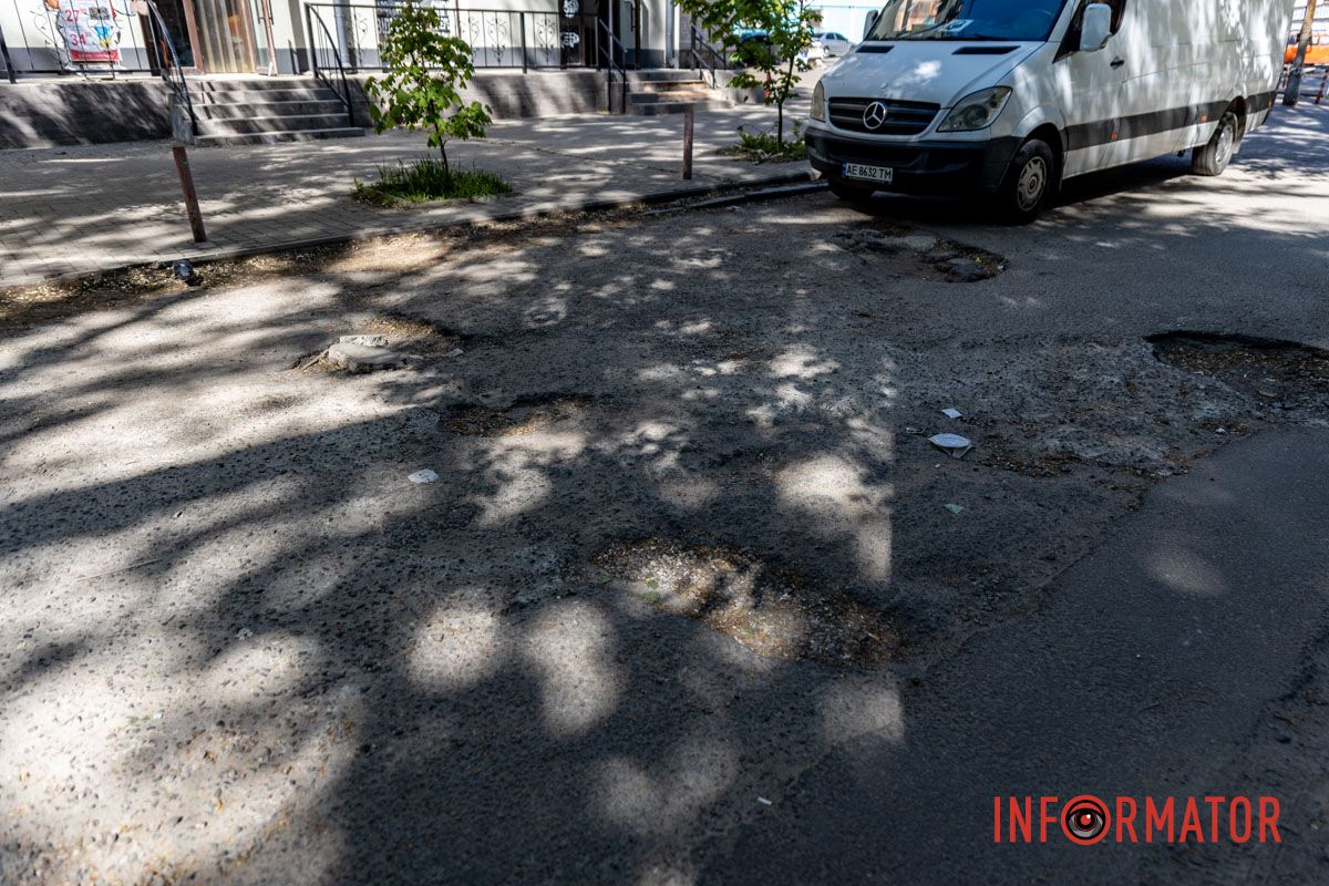 Ямы на проезжей части и тротуарах огромны В Днепре за почти 2 миллиона гривен выкорчат более 100 пней на улице Инженерной: что там не так 19