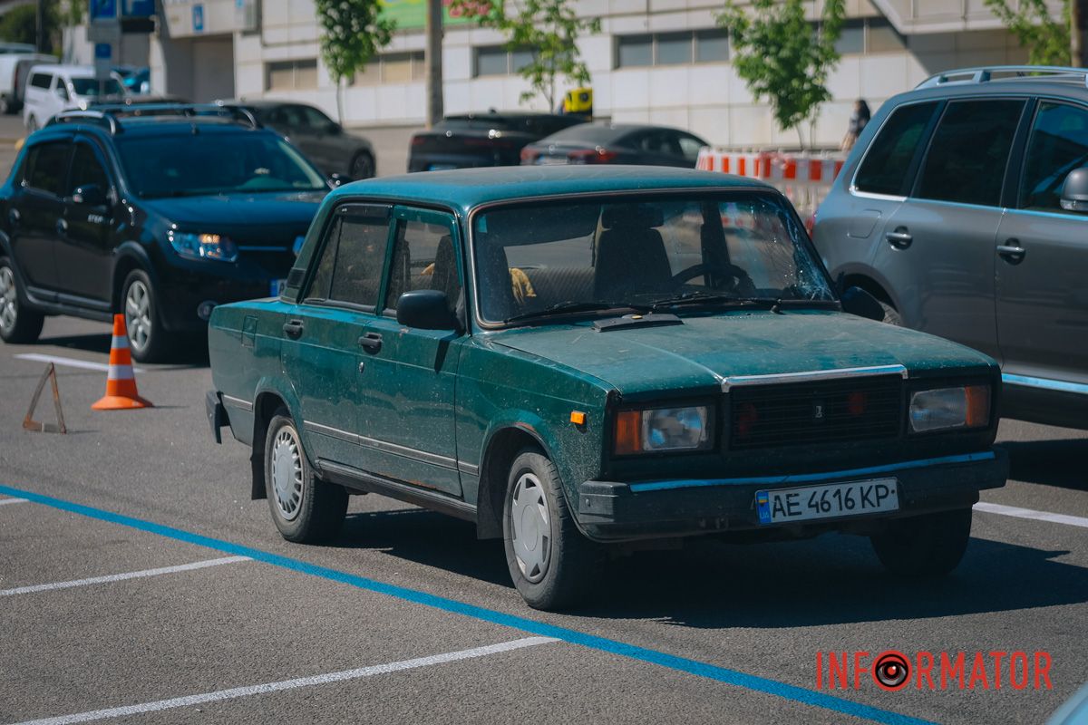 Автомобиль двигался в правой полосе по улице Степана Бандеры