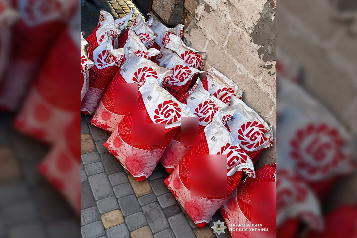 Мужчины ночью взламывали замки складских помещений и угоняли товар