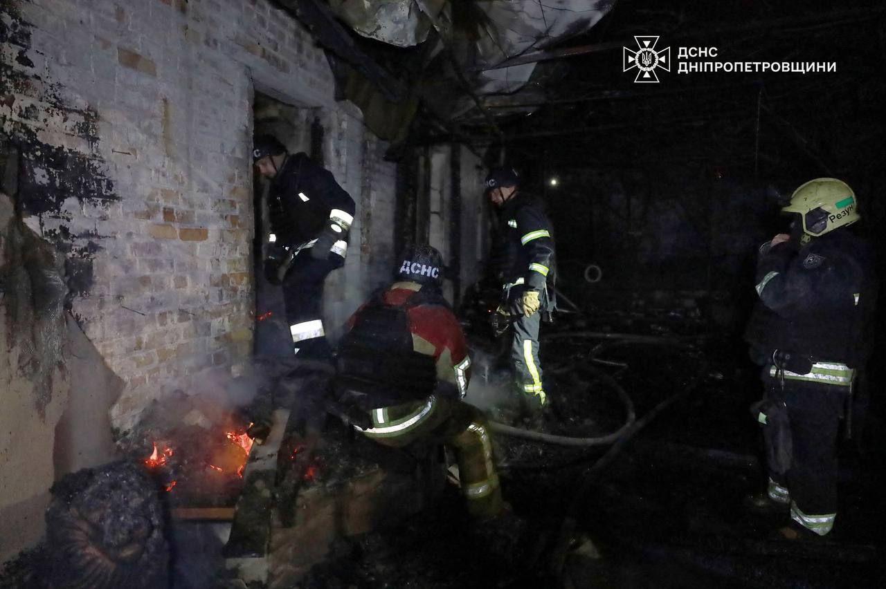 Масована атака «Шахедів» на Дніпро: у ДСНС та поліції показали фото з місць ударів 3