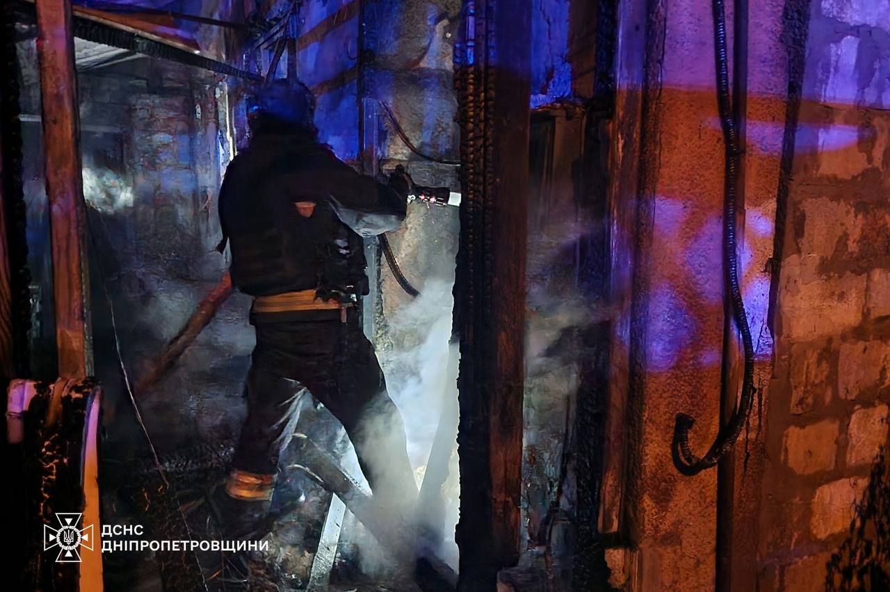 Масована атака «Шахедів» на Дніпро: у ДСНС та поліції показали фото з місць ударів 4