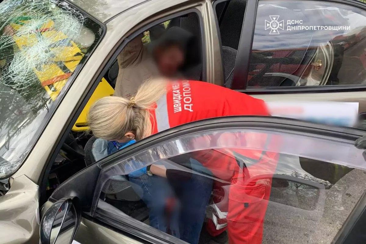 Водителя и пассажирку Daewoo зажало внутри авто