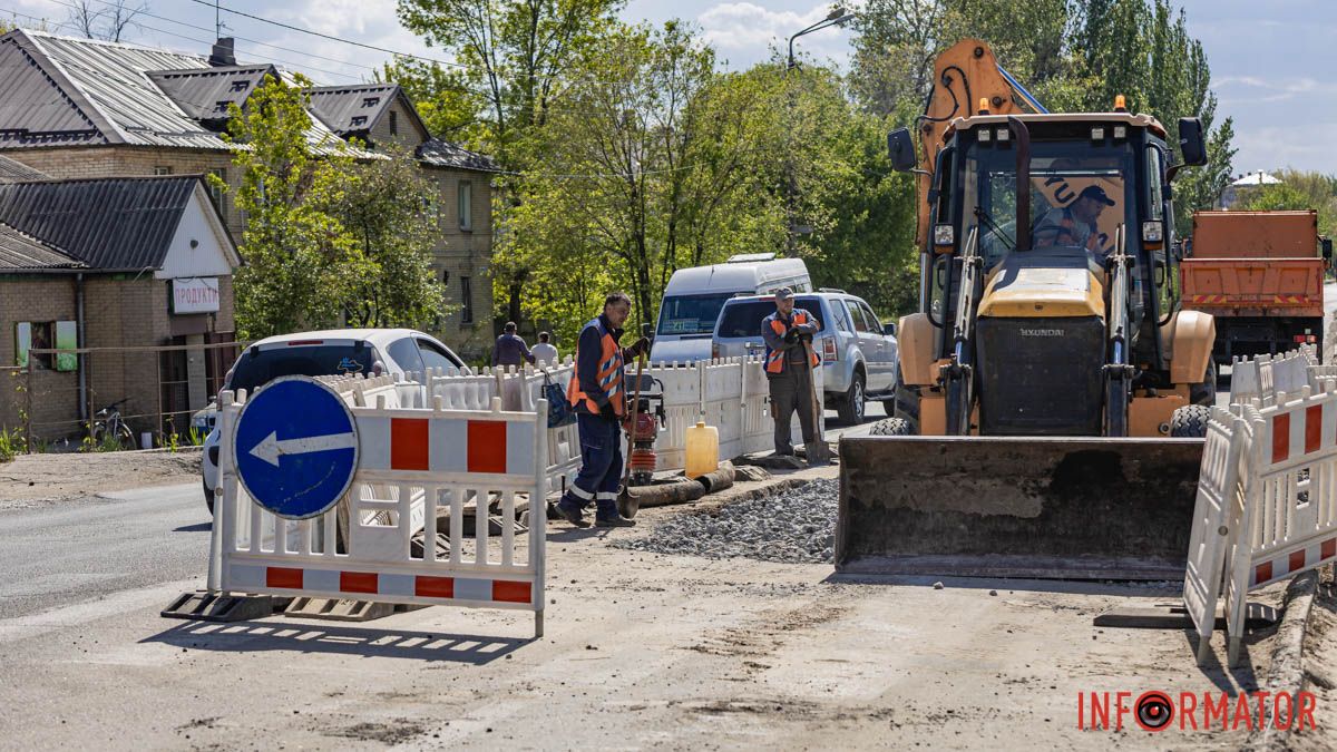 Разрыли котлован и добрались до труб: в Днепре на Нечуя-Левицкого устраняют провал дороги