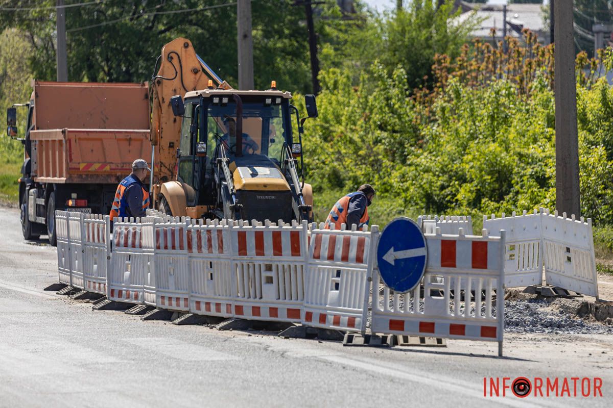 Тут фахівці розрили котлован та дістали труби, які проходять під трамвайними коліями Тут фахівці розрили котлован та дістали труби, які проходять під трамвайними коліями