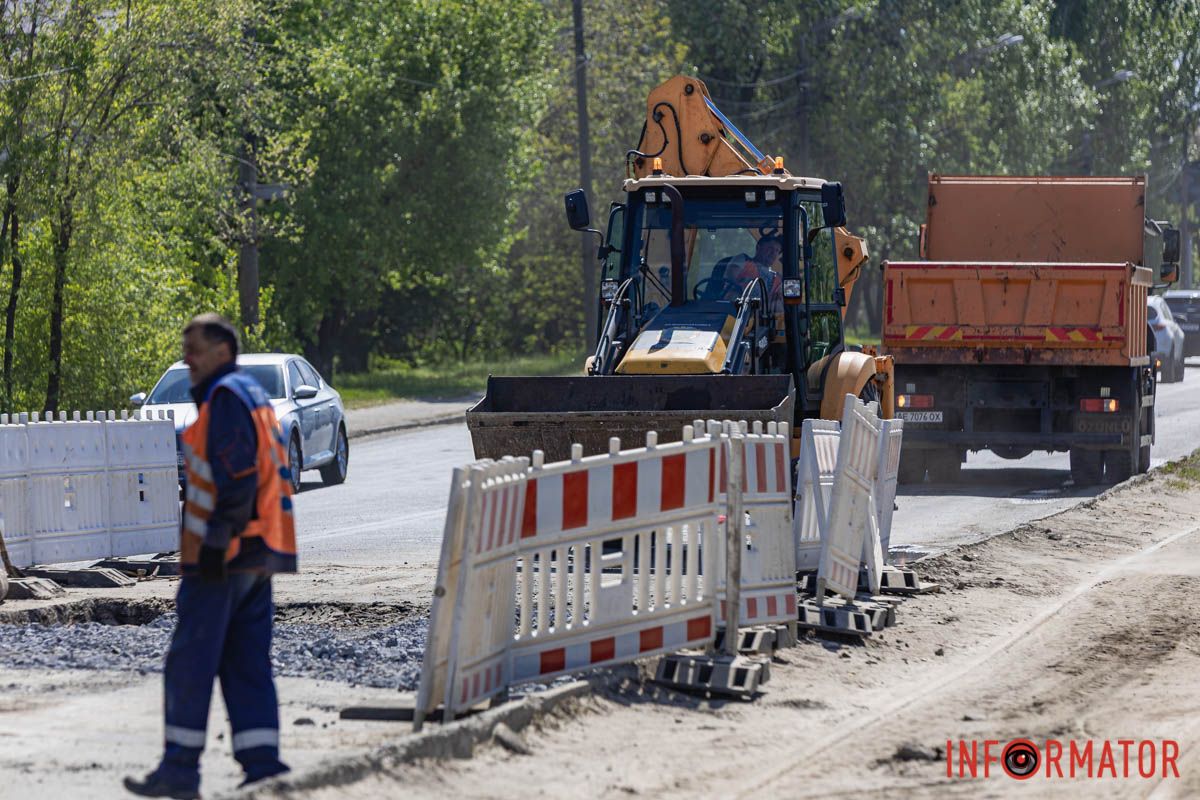Наразі спеціалісти відновлюють колектор, який відводить дощову воду на даній вулиці Наразі спеціалісти відновлюють колектор, який відводить дощову воду на даній вулиці