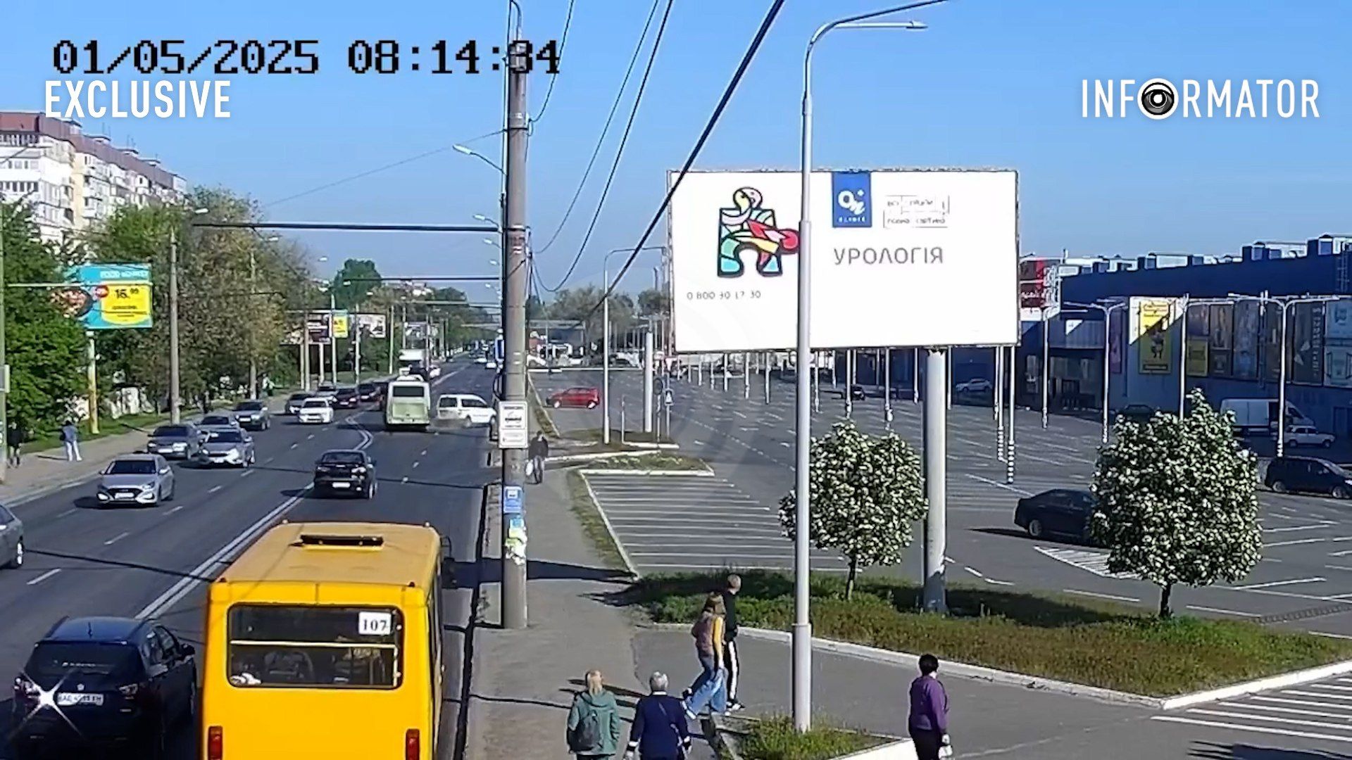 В Днепре возле ТРЦ «Караван» Volkswagen после столкновения с автобусом улетел на парковку: видео момента ДТП