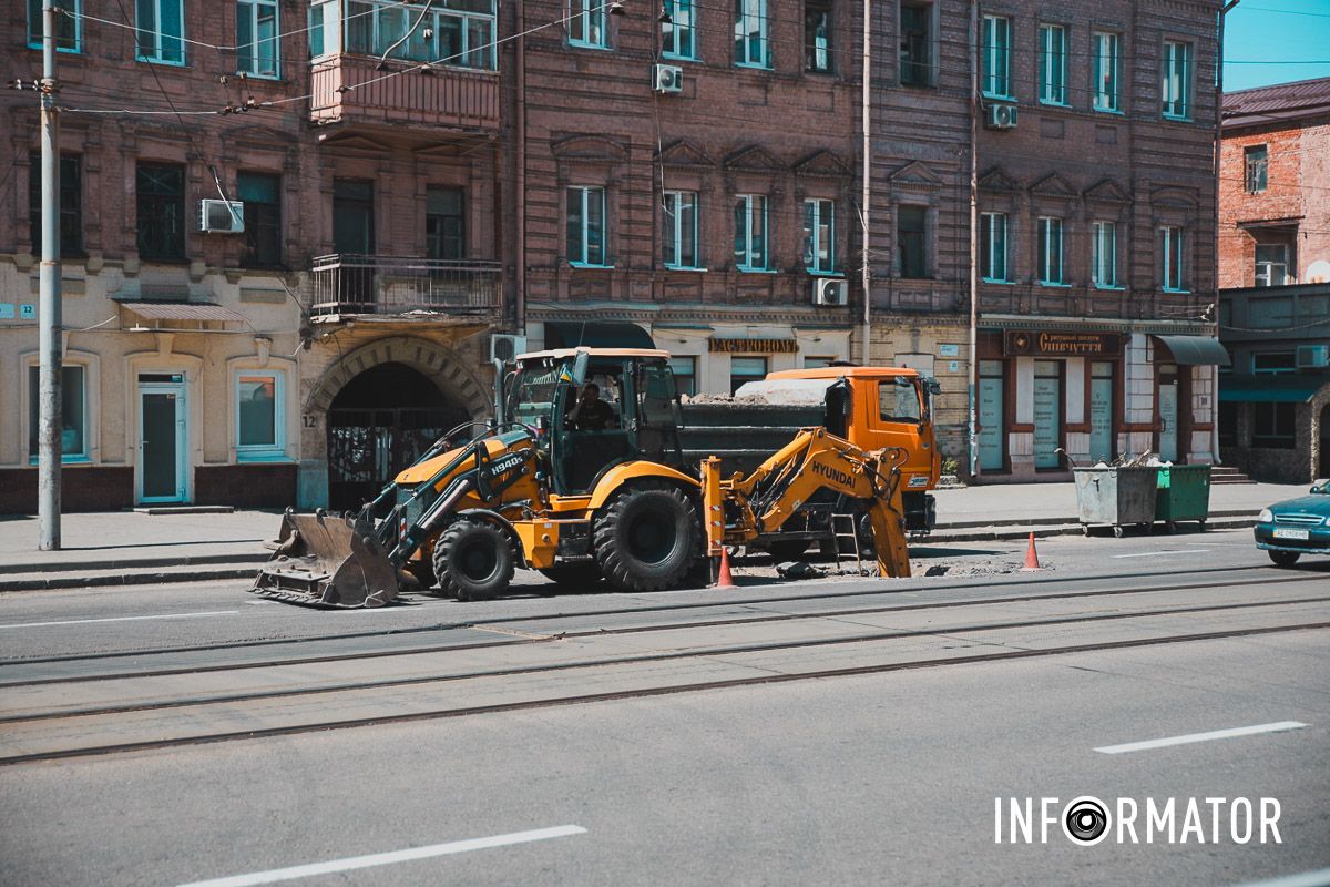 Движение только по трамвайным путям: в Днепре на Степана Бандеры перекрыли часть дороги.