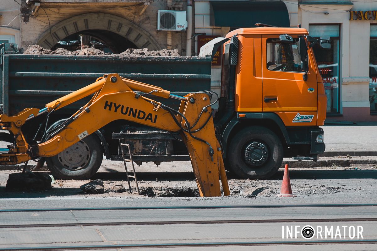 Движение только по трамвайным путям: в Днепре на Степана Бандеры перекрыли часть дороги 13