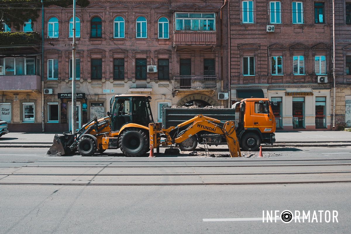 Движение только по трамвайным путям: в Днепре на Степана Бандеры перекрыли часть дороги 7