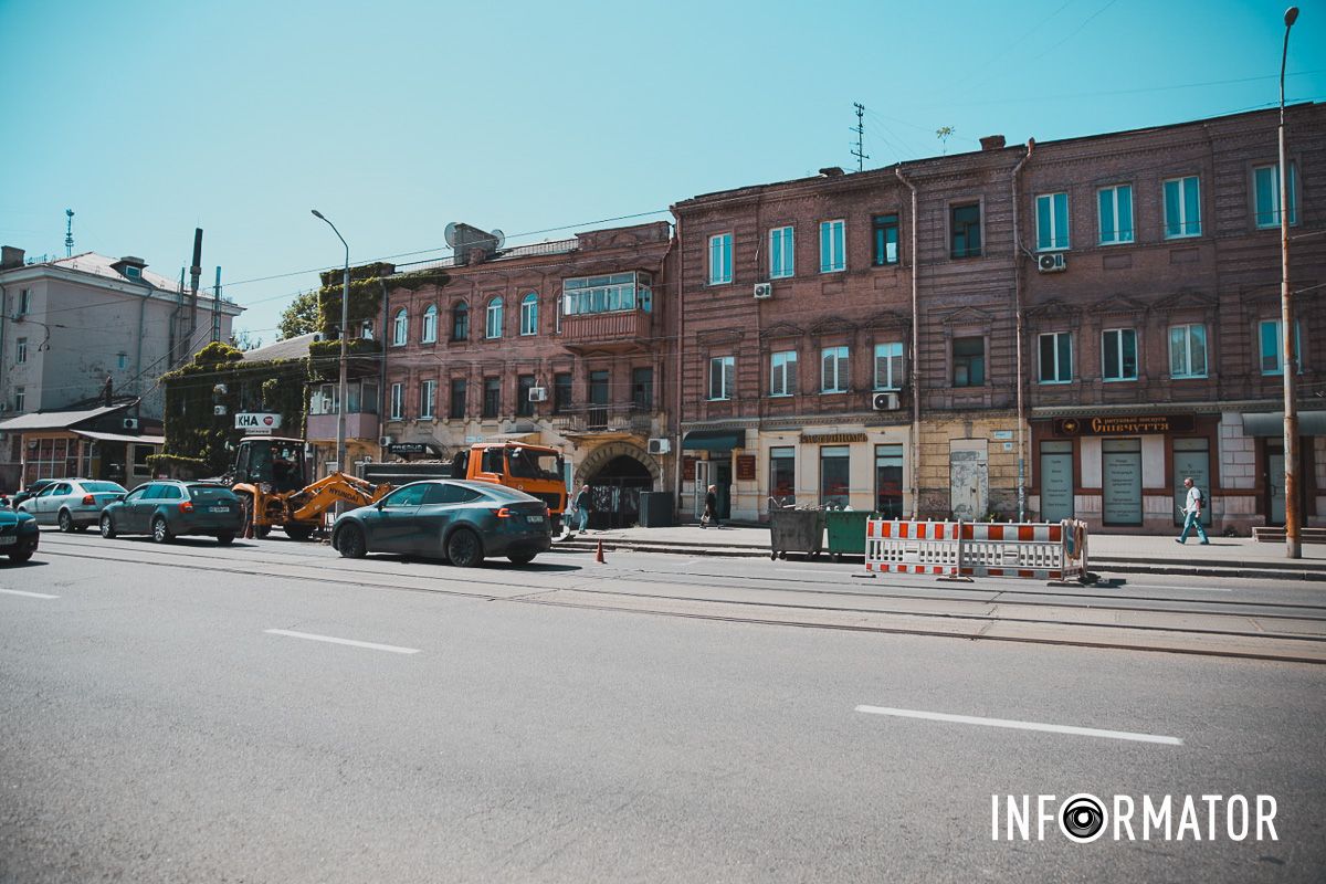 Движение только по трамвайным путям: в Днепре на Степана Бандеры перекрыли часть дороги 14