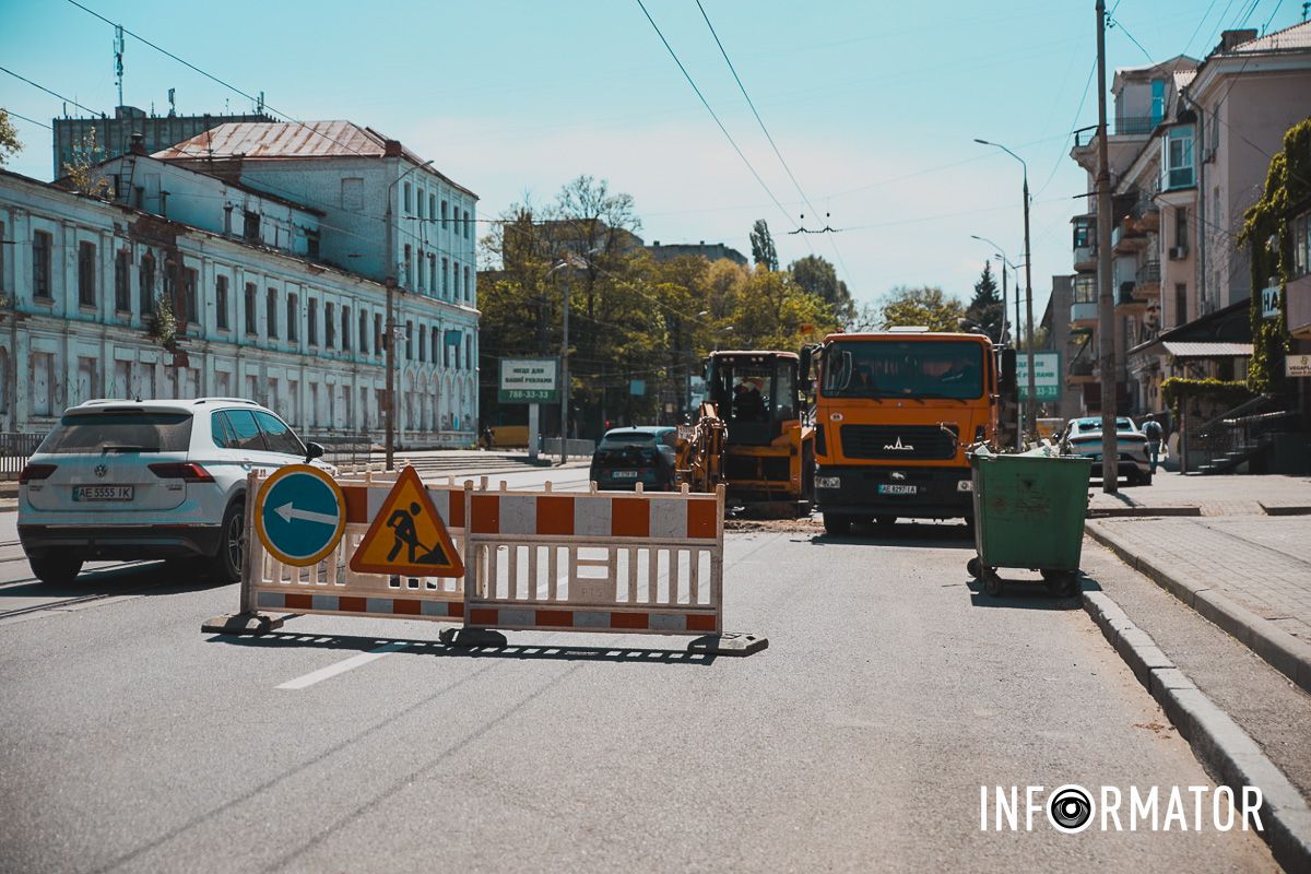 Движение только по трамвайным путям: в Днепре на Степана Бандеры перекрыли часть дороги.