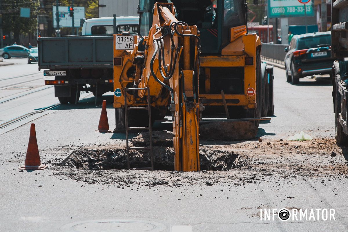 Движение только по трамвайным путям: в Днепре на Степана Бандеры перекрыли часть дороги.