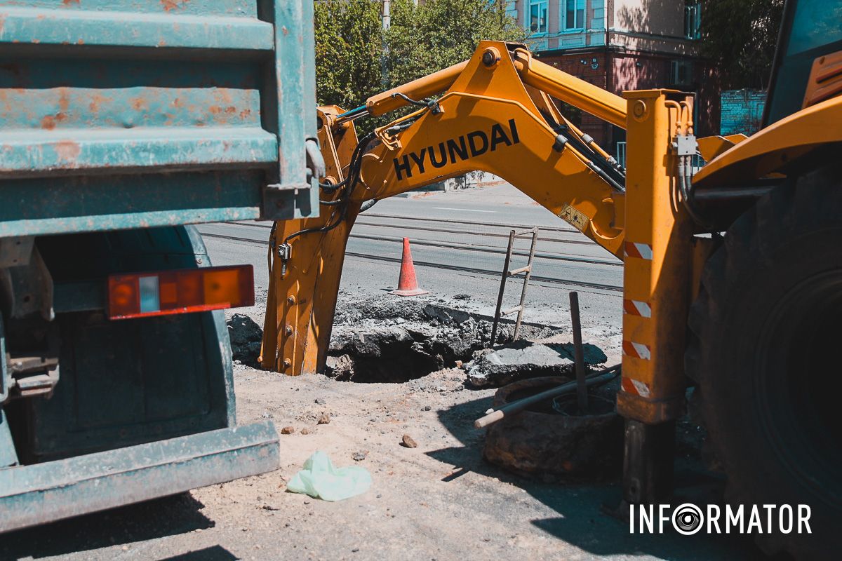 Движение только по трамвайным путям: в Днепре на Степана Бандеры перекрыли часть дороги 15