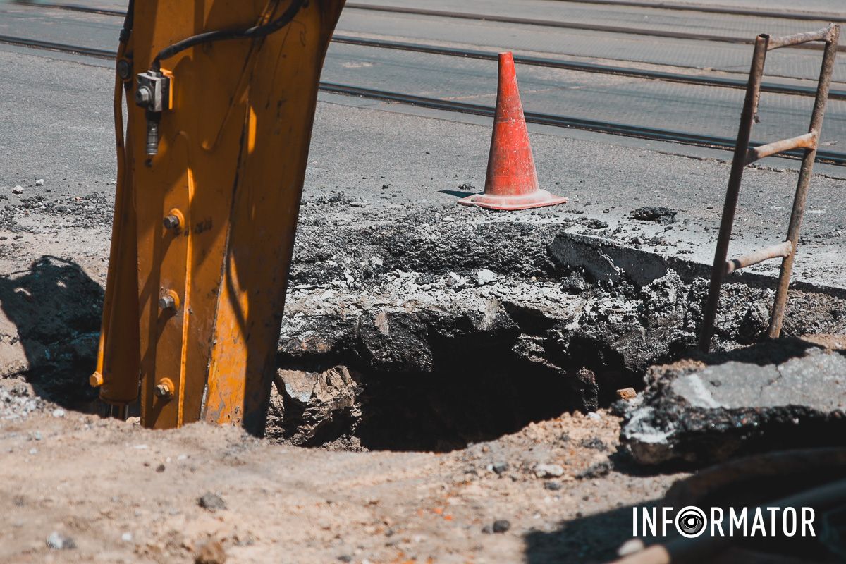 Движение только по трамвайным путям: в Днепре на Степана Бандеры перекрыли часть дороги.