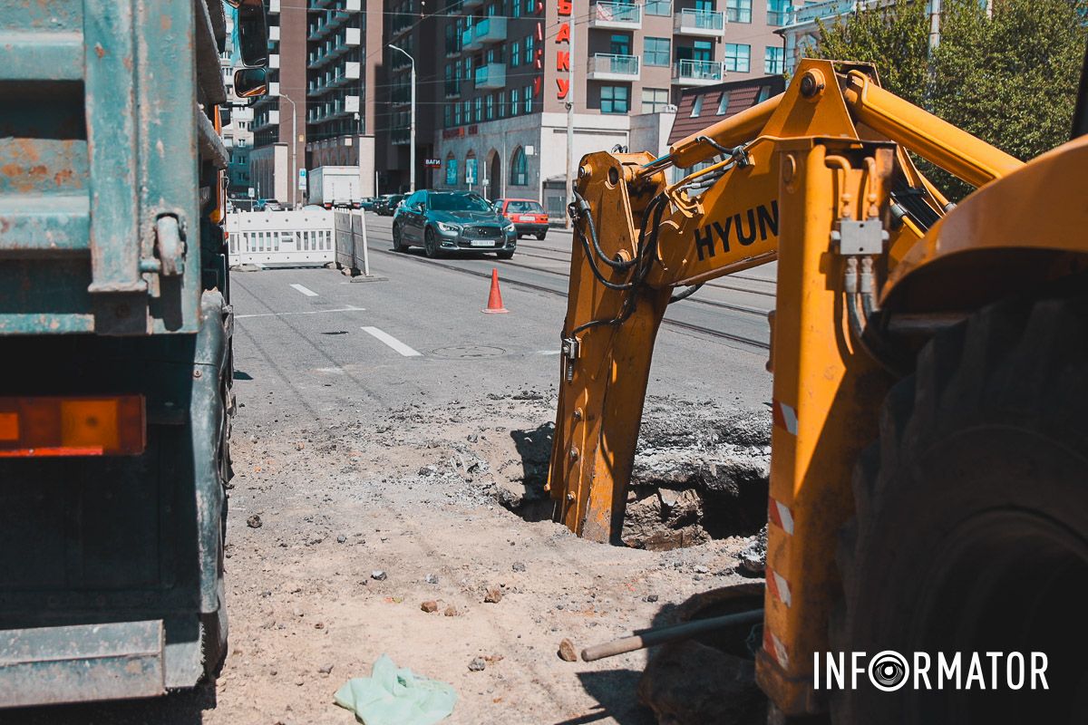 Движение только по трамвайным путям: в Днепре на Степана Бандеры перекрыли часть дороги 9