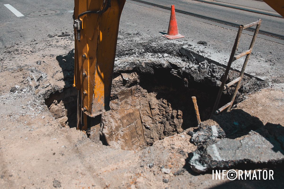 Движение только по трамвайным путям: в Днепре на Степана Бандеры перекрыли часть дороги.