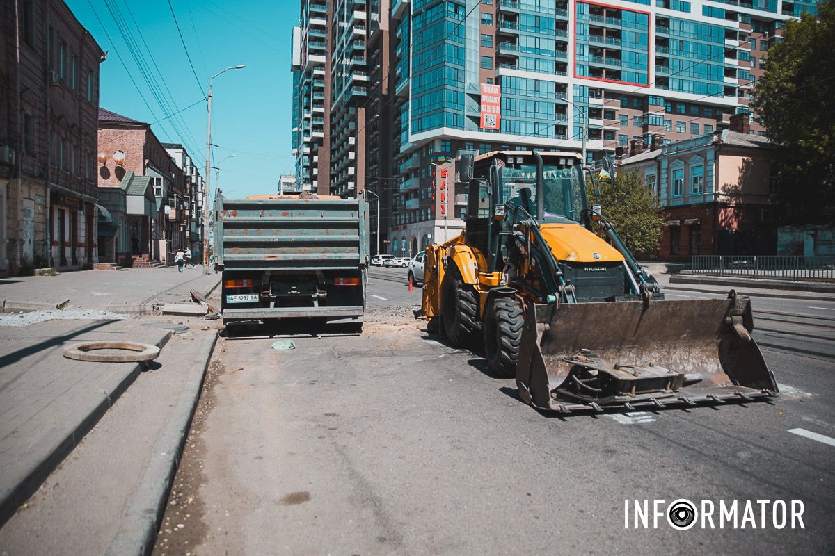 Движение только по трамвайным путям: в Днепре на Степана Бандеры перекрыли часть дороги.