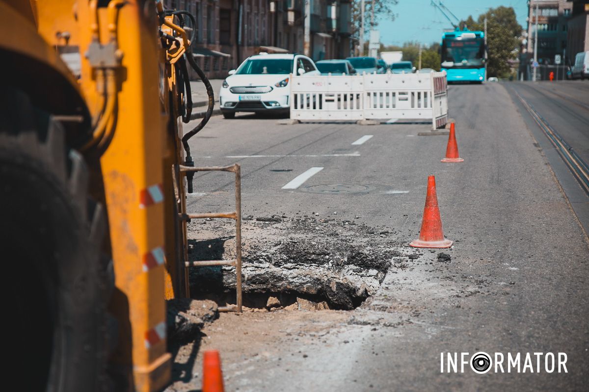 Движение только по трамвайным путям: в Днепре на Степана Бандеры перекрыли часть дороги 12