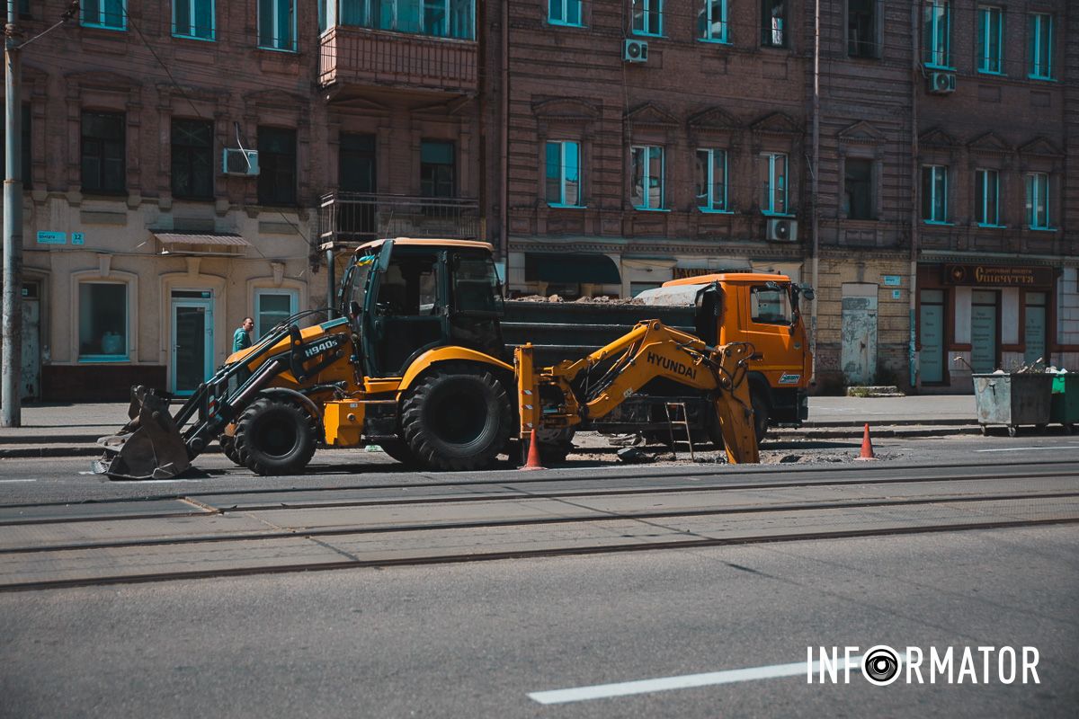 Движение только по трамвайным путям: в Днепре на Степана Бандеры перекрыли часть дороги 16