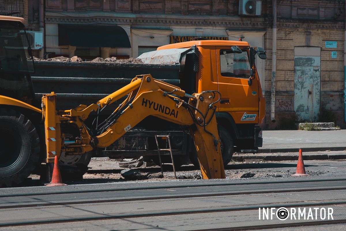 Движение только по трамвайным путям: в Днепре на Степана Бандеры перекрыли часть дороги 10