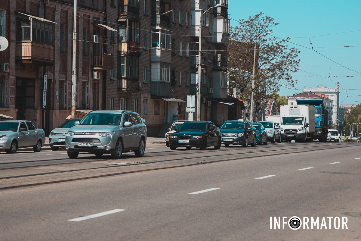 Движение только по трамвайным путям: в Днепре на Степана Бандеры перекрыли часть дороги 6