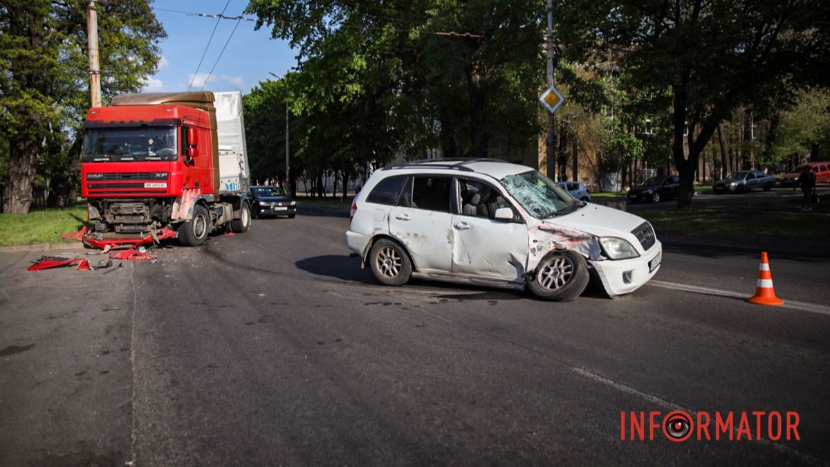В Днепре возле дома Органной музыки Chery Tiggo влетела в грузовик: водителя легкового автомобиля госпитализировали
