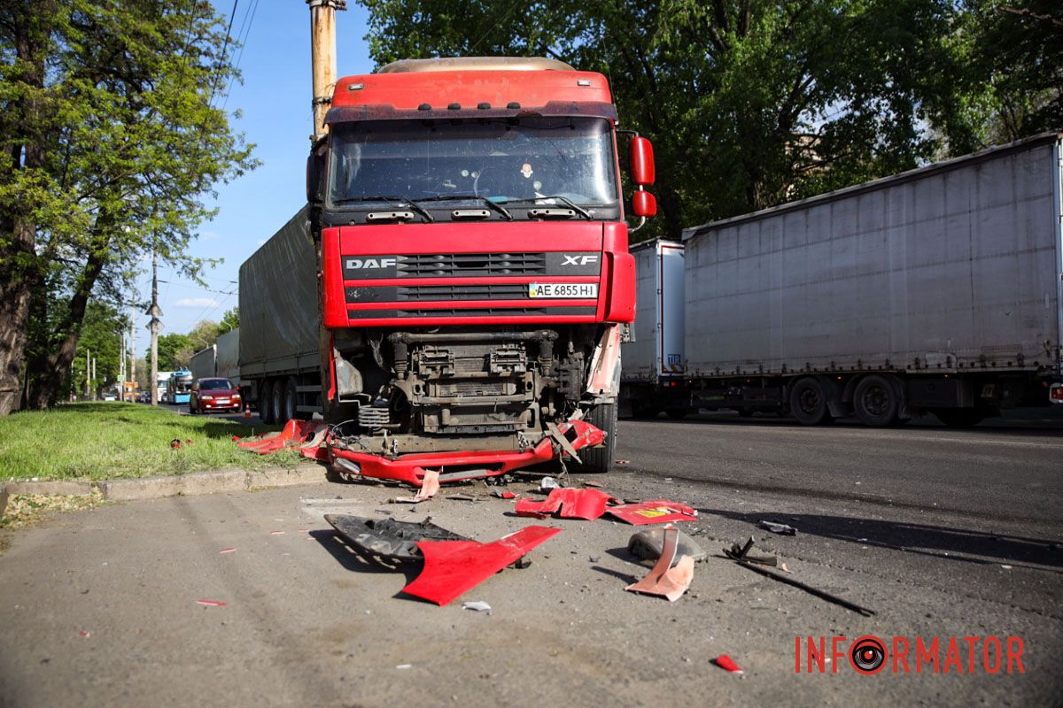 По состоянию на 17.00 на месте работают патрульные полицейские и следователь по ДТП.