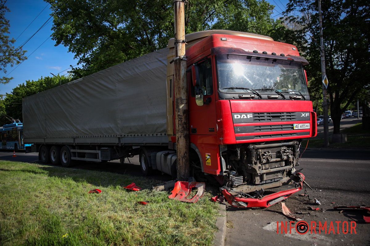 По предварительной информации, легковой автомобиль двигался по улице Андрея Гулого-Гуленко в сторону проспекта Сергея Нигояна