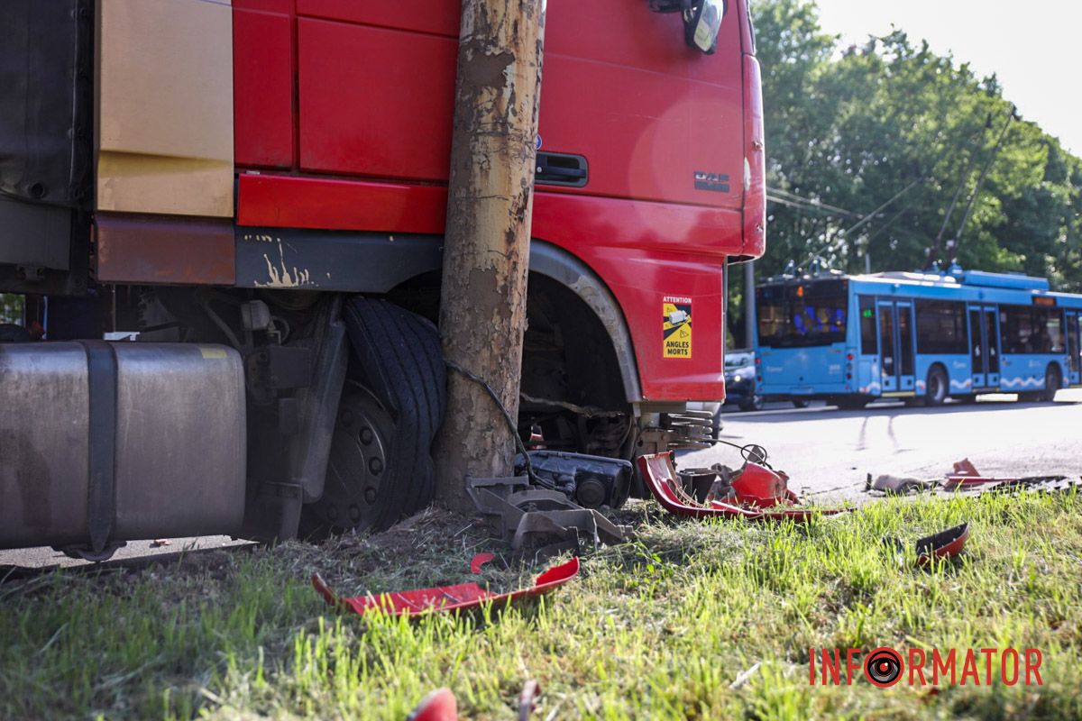 Там она врезалась в грузовик