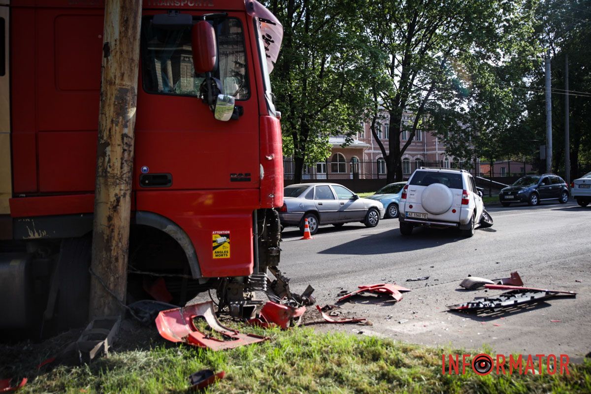 DAF от удара влетел в столб и вырвал колесо.