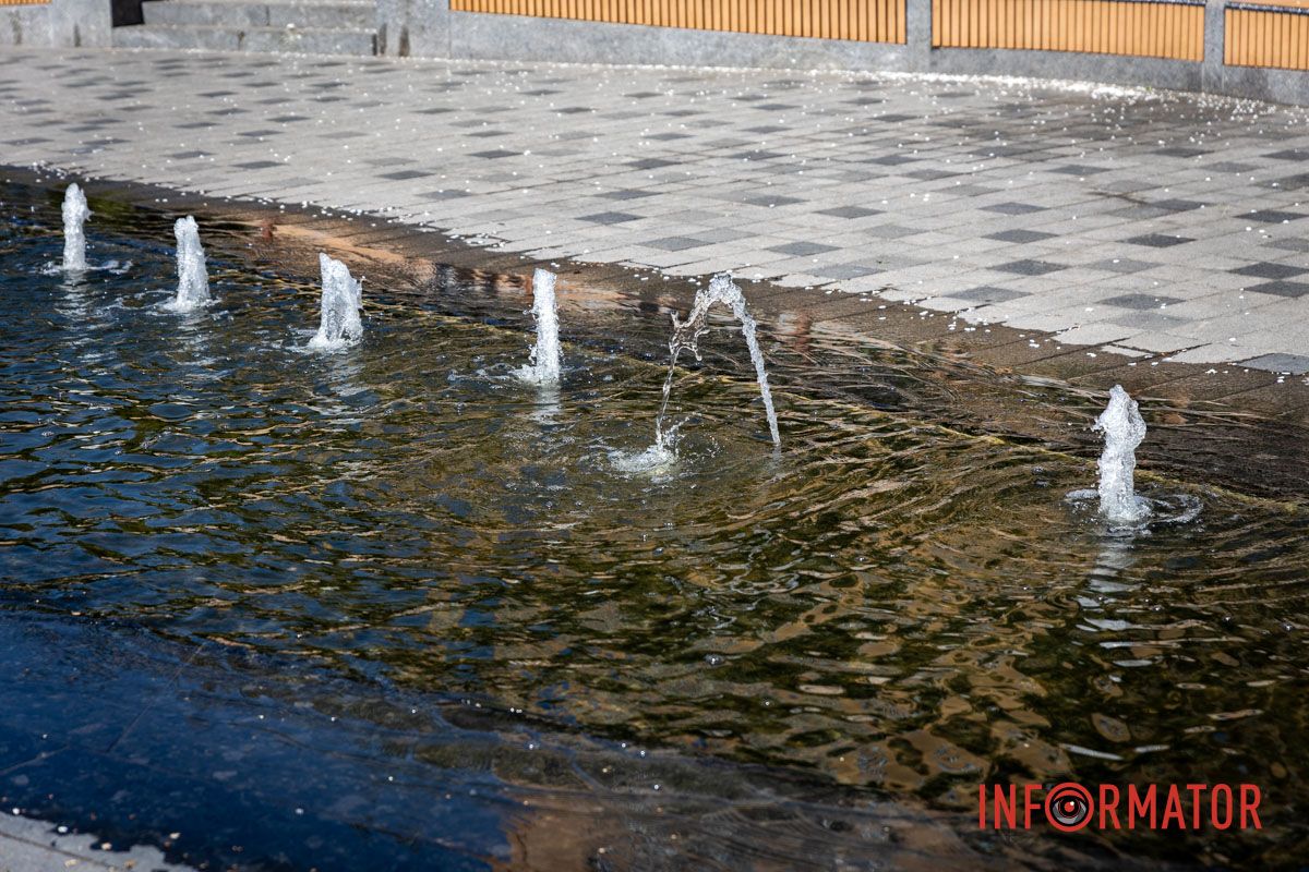 Вода бежит, люди улыбаются