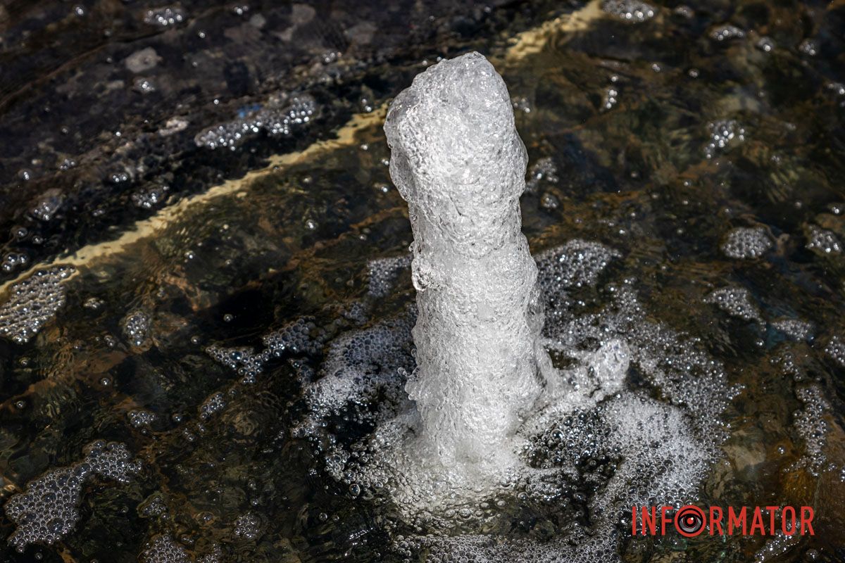 Площадь Успенская встречает струи