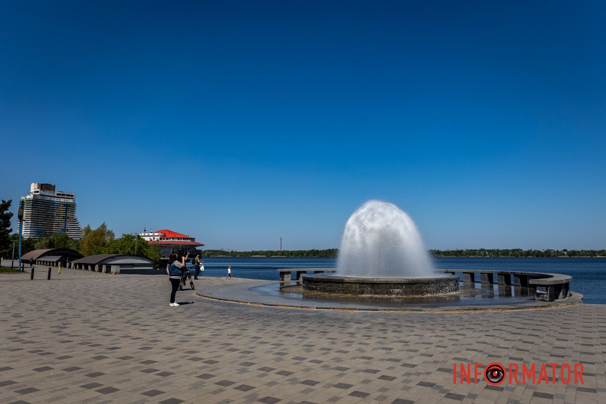 Люди фотографируются у фонтанов