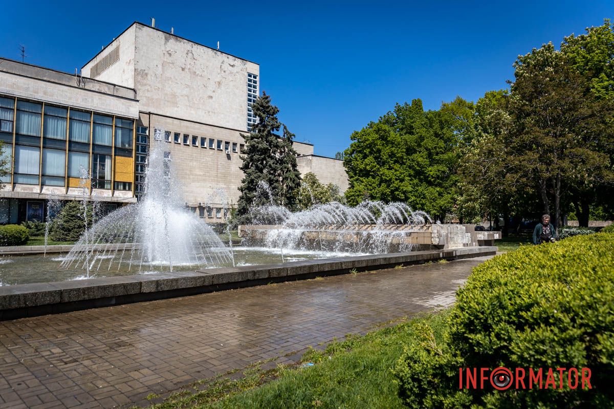 Фонтан возле Театра оперы и балета "Муза"