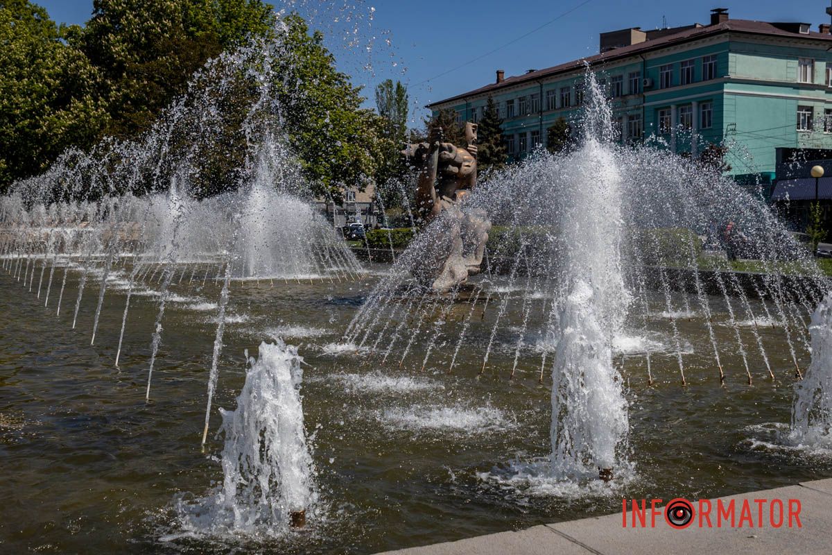 В центре – скульптура музы театра
