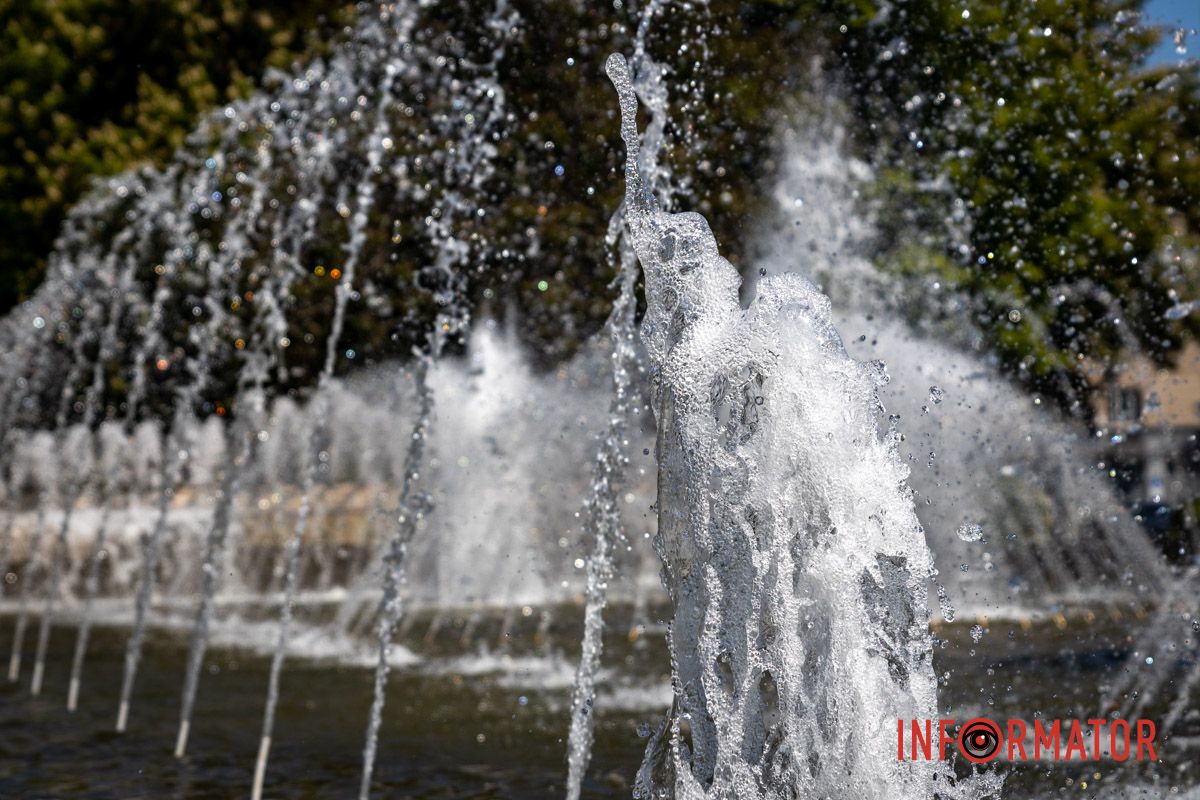 Струи воды символизируют зрителей спектакля