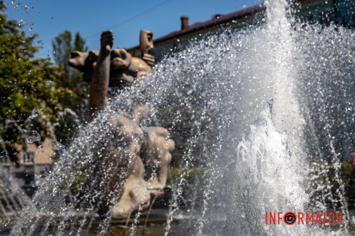 Вечером фонтан будет подсвечиваться желтым, красным, синим и зеленым цветами.