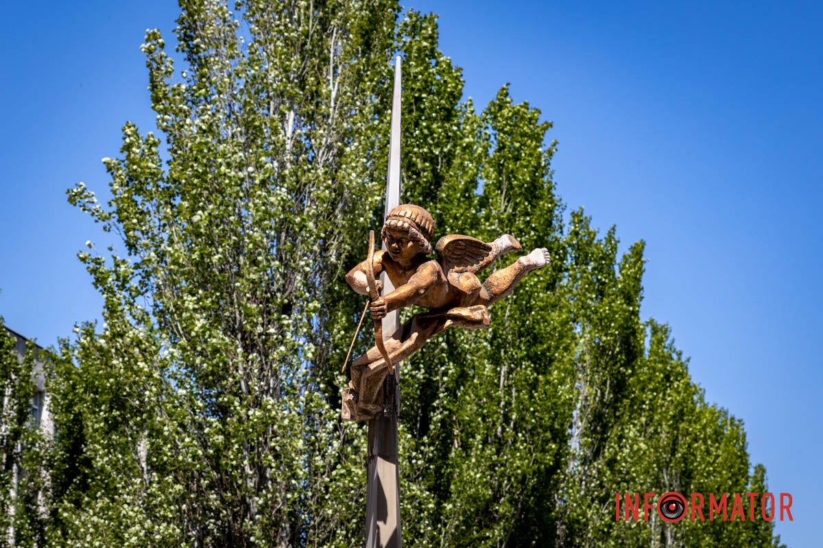 Только у фонтана "Купидон" мы увидели ремонтировщиков