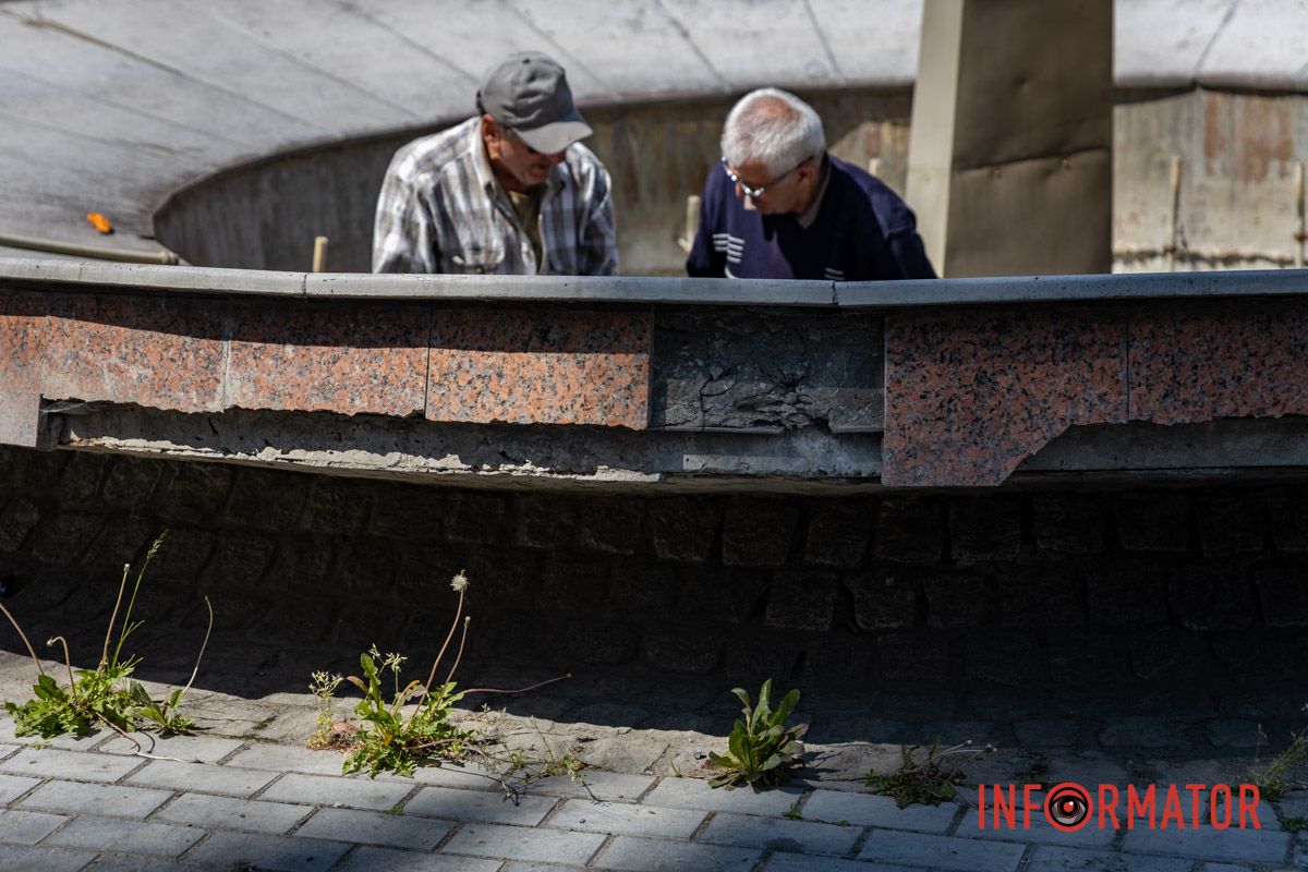 Фонтан рассыпается на виду